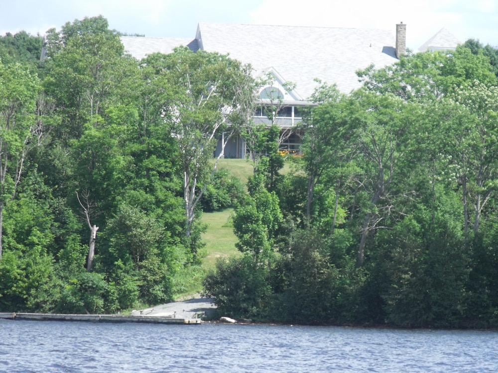 Riverside Resort And Conference Centre French Village エクステリア 写真